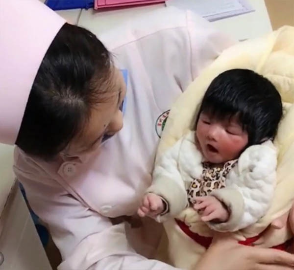 Kỳ lạ bé gái vừa chào đời đã có mái tóc đen rậm như người lớn-1