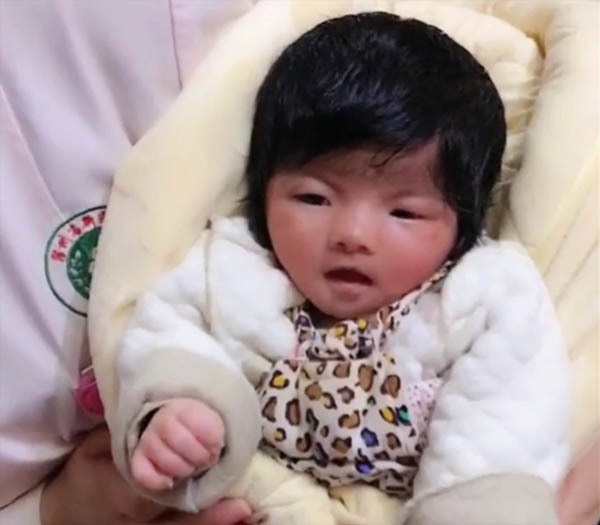 Kỳ lạ bé gái vừa chào đời đã có mái tóc đen rậm như người lớn-2