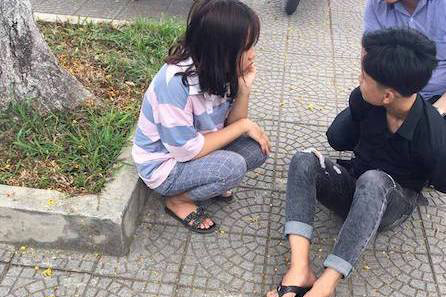 Bị nhắc vượt đèn đỏ, thiếu niên chở bạn gái lao lên đâm gục người nhắc-1