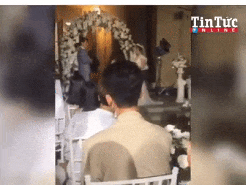 Làm gì trong đám cưới người yêu cũ …