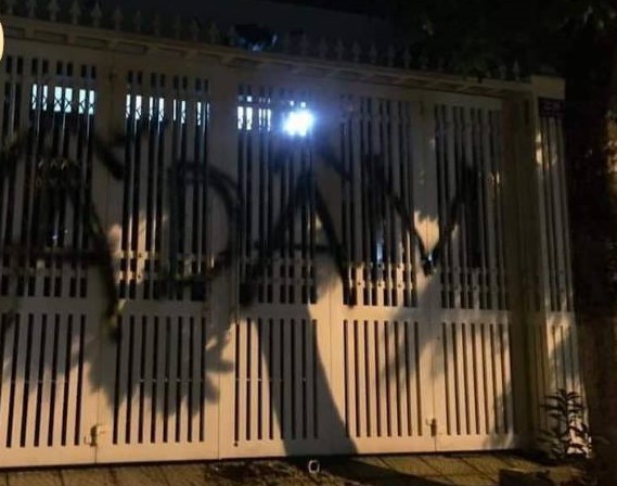 Nhà ông Linh bị khủng bố bằng chất bẩn, xịt sơn sau vụ sàm sỡ bé gái 7 tuổi-1