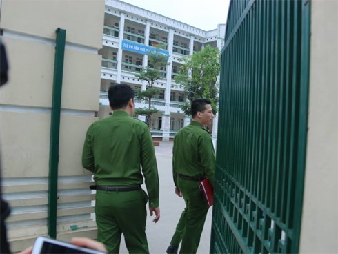 Phụ huynh tố đưa thịt gà ôi thiu vào bếp ăn, công an đến trường làm việc