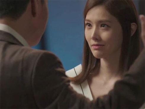 Mẩu thuốc lá trong phòng ngủ tiết lộ sự thật về bố nuôi của vợ-2