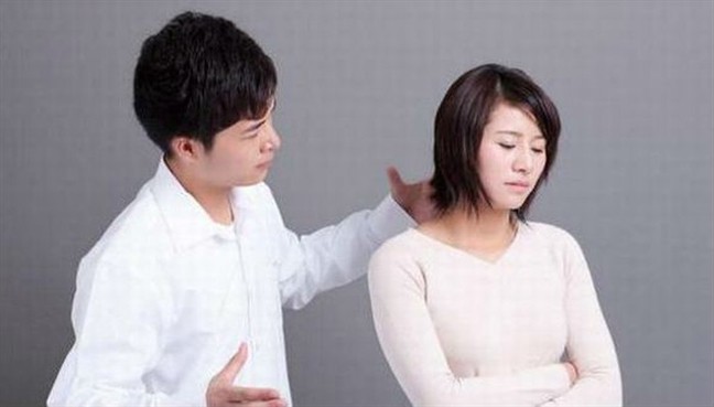 Bắt quả tang chồng đưa nhân tình về nhà để mây mưa, tôi lẳng lặng mở ngăn kéo đưa cho cô gái một thứ rồi bước ra ngoài nghe họ cãi nhau-1