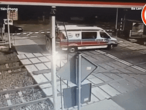 Xe cứu thương bị tàu hỏa đâm với tốc độ kinh hoàng