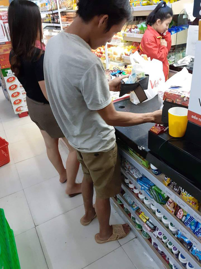 Người chồng nghèo không biết chữ đi mua thuốc xịt muỗi, đồ ăn chăm cho vợ bầu gây bão cộng đồng mạng-1