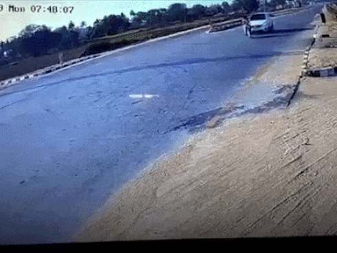 Thoát chết kỳ diệu sau khi bị ô tô tông trúng, kéo lê dưới gầm xe