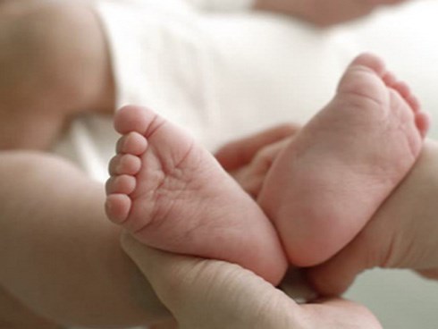 Cả gia đình bị nghi ngờ xâm hại con gái mới sinh vì bé bị chảy máu vùng kín, nhưng sự thật đằng sau mới khiến nhiều người bàng hoàng