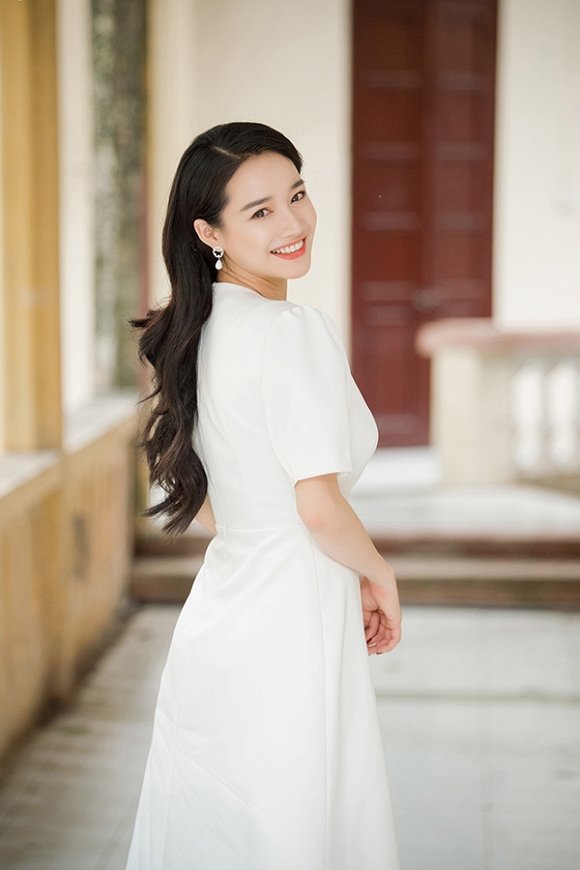 Sau nghi vấn đã sinh con, Nhã Phương lộ vòng một lấp ló khi diện váy trắng khoét cổ sâu-2