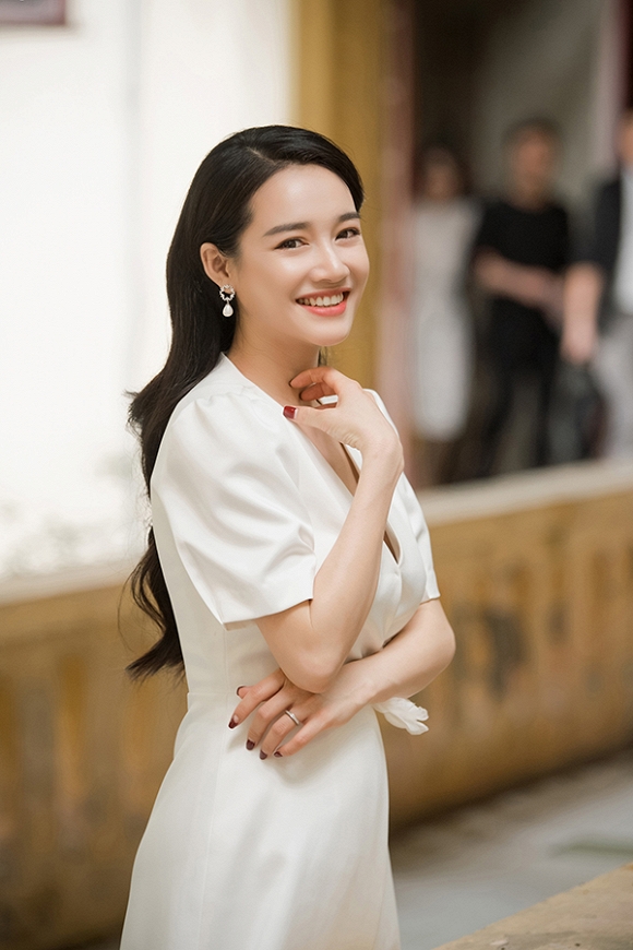 Sau nghi vấn đã sinh con, Nhã Phương lộ vòng một lấp ló khi diện váy trắng khoét cổ sâu-4