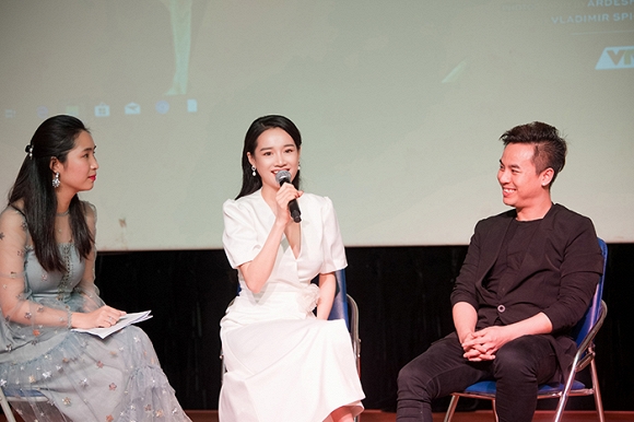 Sau nghi vấn đã sinh con, Nhã Phương lộ vòng một lấp ló khi diện váy trắng khoét cổ sâu-12