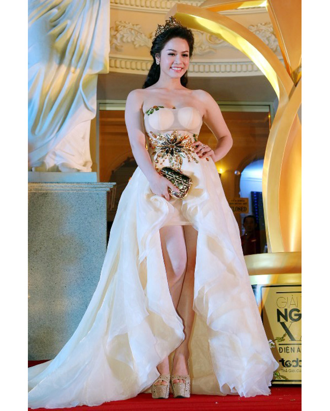 Mặc xuyên thấu chơi trội trên thảm đỏ, mỹ nữ Việt khiến quan khách đỏ mặt-17