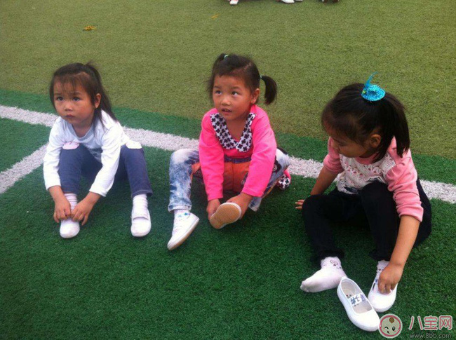 Người mẹ mắng con giữa đường vì suốt ngày mang giày ngược, chuyên gia chỉ ra mẹ có lẽ đã dạy con sai cách-2