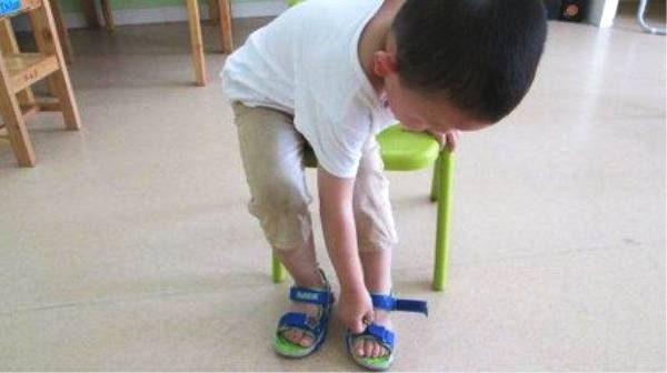 Người mẹ mắng con giữa đường vì suốt ngày mang giày ngược, chuyên gia chỉ ra mẹ có lẽ đã dạy con sai cách-3