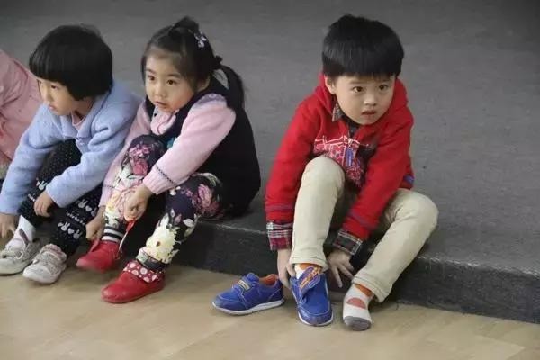 Người mẹ mắng con giữa đường vì suốt ngày mang giày ngược, chuyên gia chỉ ra mẹ có lẽ đã dạy con sai cách-4