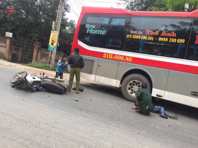 Tai nạn thương tâm ở Phú Thọ: Xe khách chạy tốc độ cao đâm trúng 3 ông cháu đi xe máy, 1 cháu bé tử vong-1