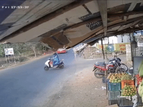 Kinh hoàng khoảnh khắc 2 xe máy đâm vào nhau nát bét-1