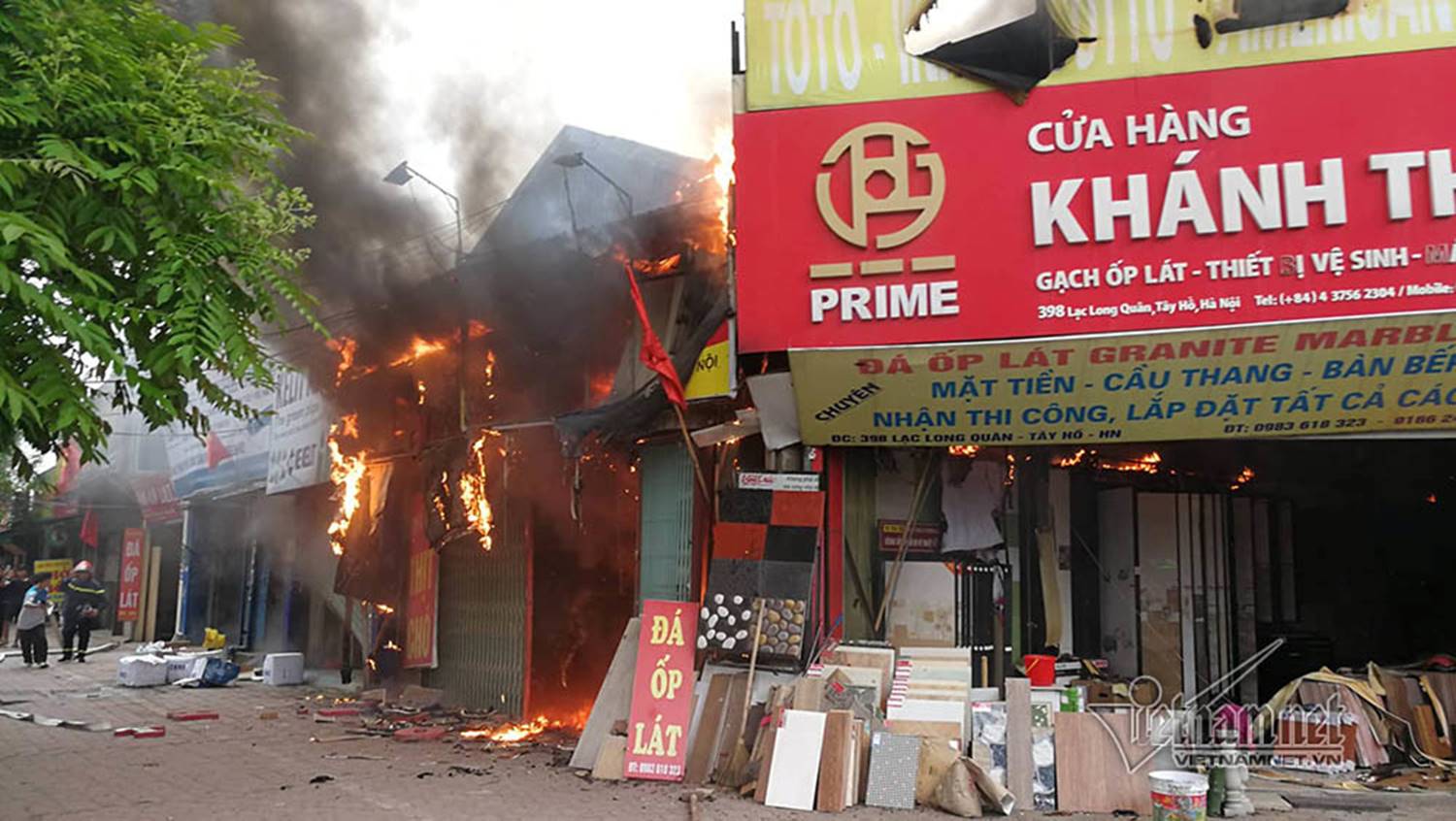 Cửa hàng thịt chó bốc cháy, dãy nhà ven hồ Tây đỏ rực-4