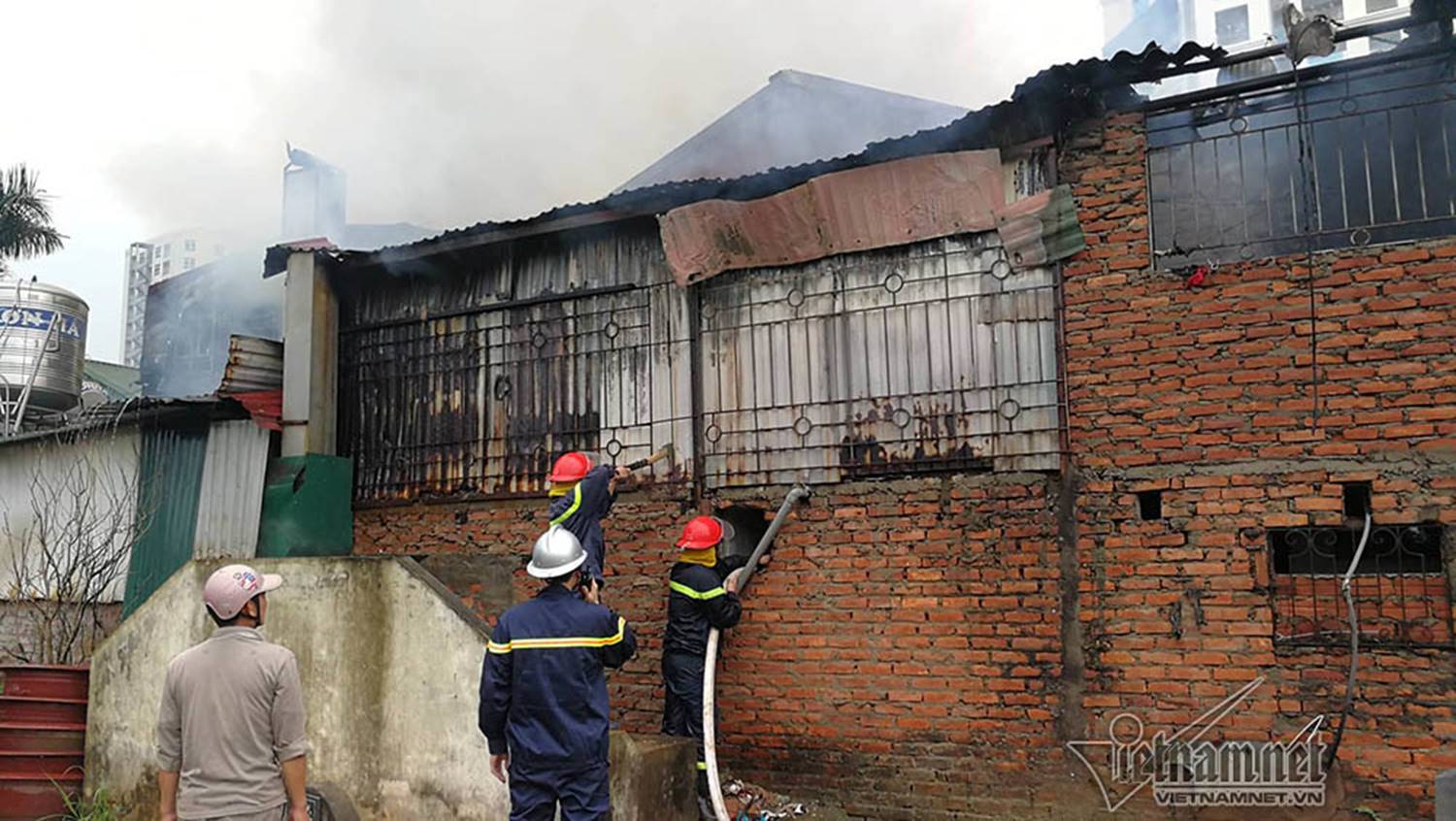 Cửa hàng thịt chó bốc cháy, dãy nhà ven hồ Tây đỏ rực-7