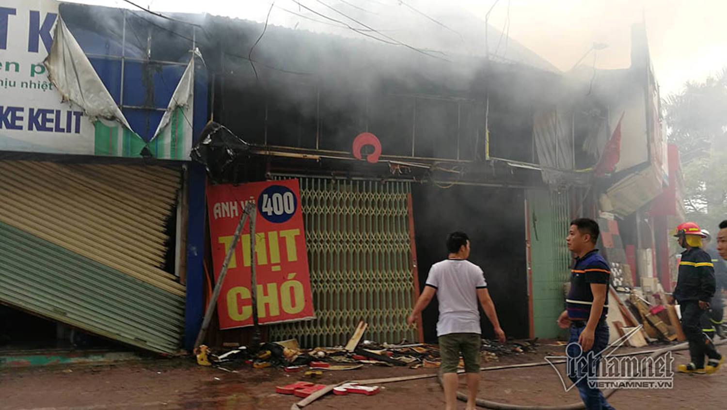 Cửa hàng thịt chó bốc cháy, dãy nhà ven hồ Tây đỏ rực-8