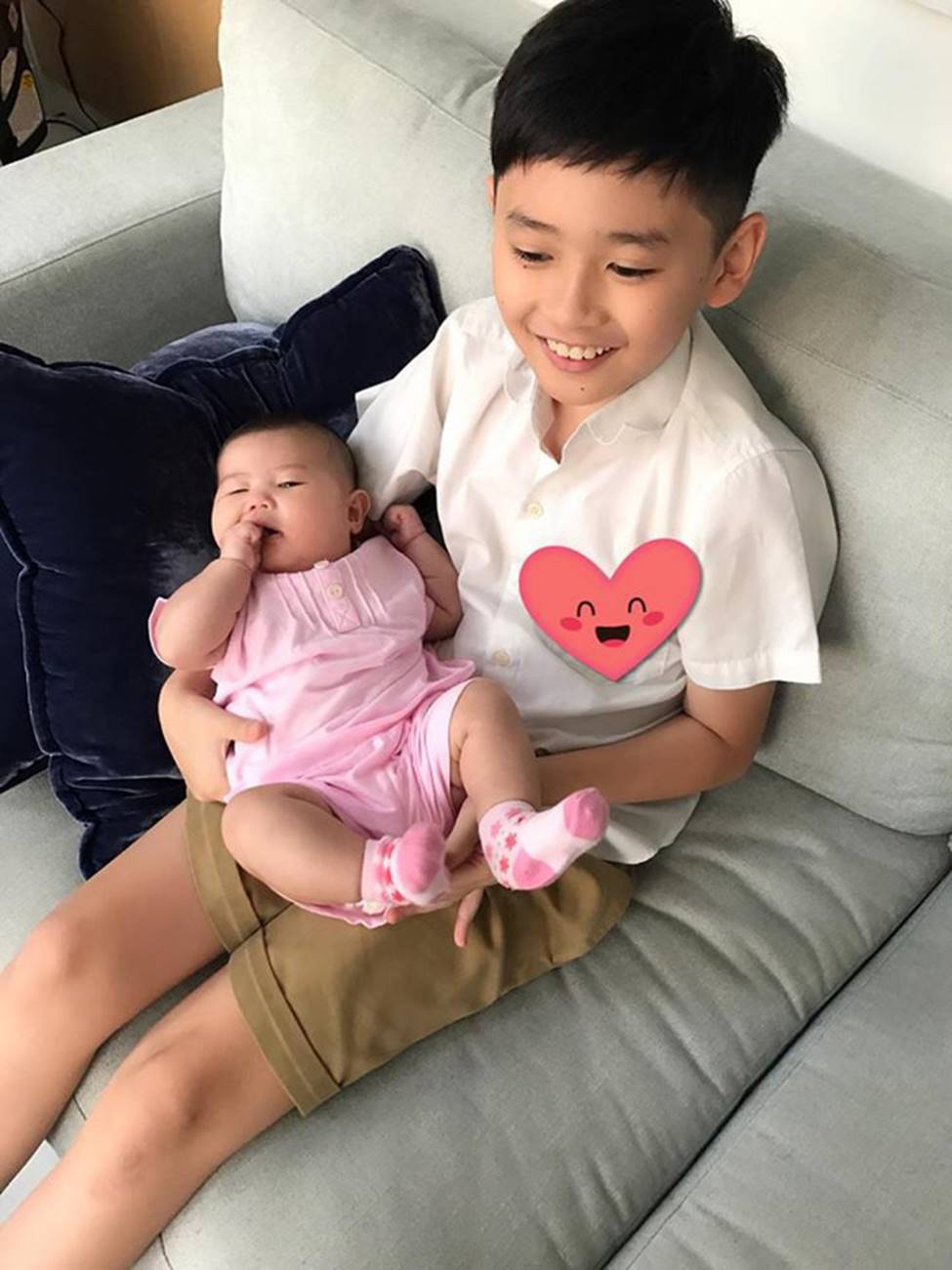 Chịu khó bế em chuẩn soái ca đảm là thế nhưng con trai Thân Thúy Hà lại có phản ứng khó đỡ khi em gái làm việc này-1