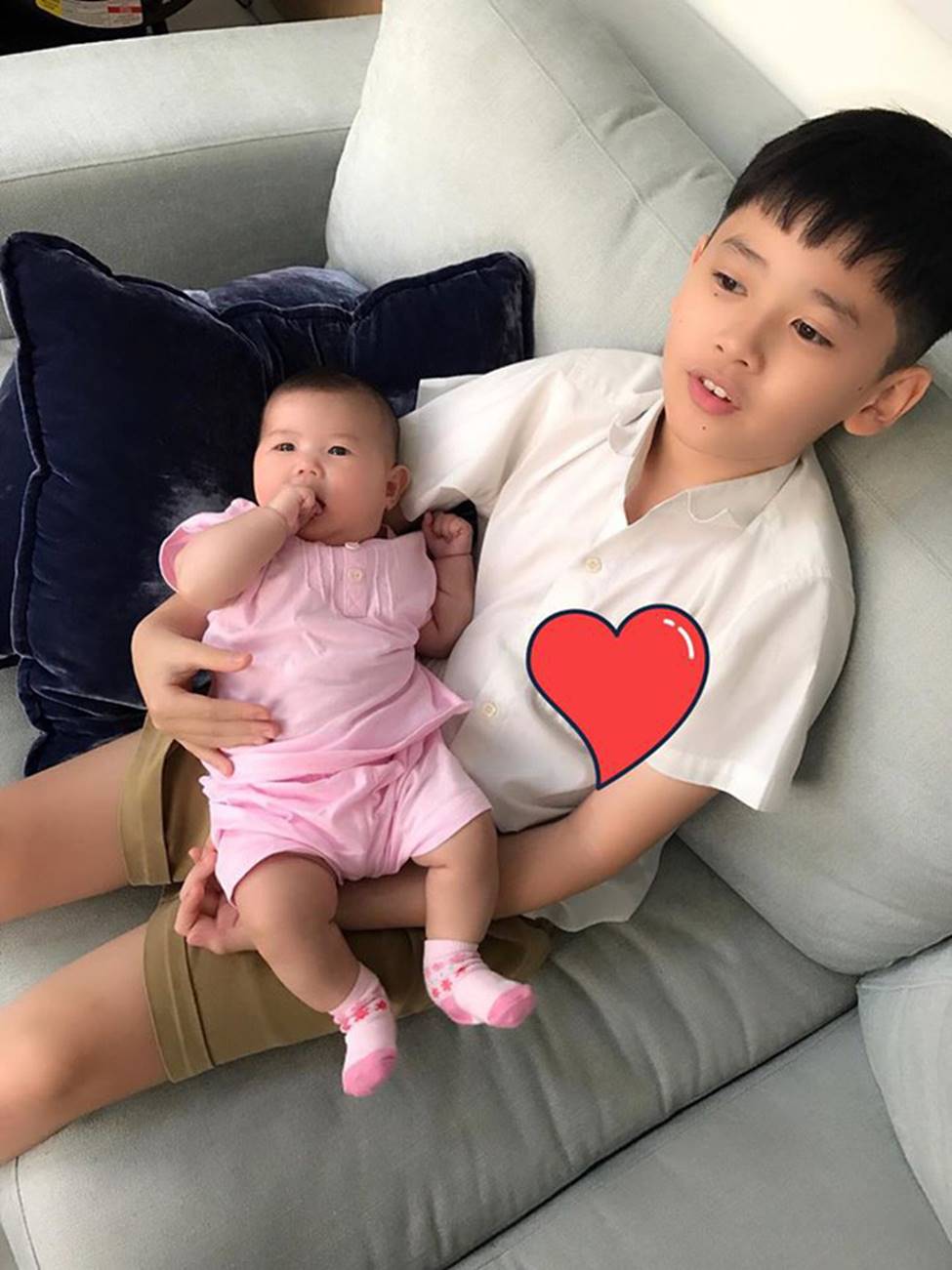 Chịu khó bế em chuẩn soái ca đảm là thế nhưng con trai Thân Thúy Hà lại có phản ứng khó đỡ khi em gái làm việc này-2