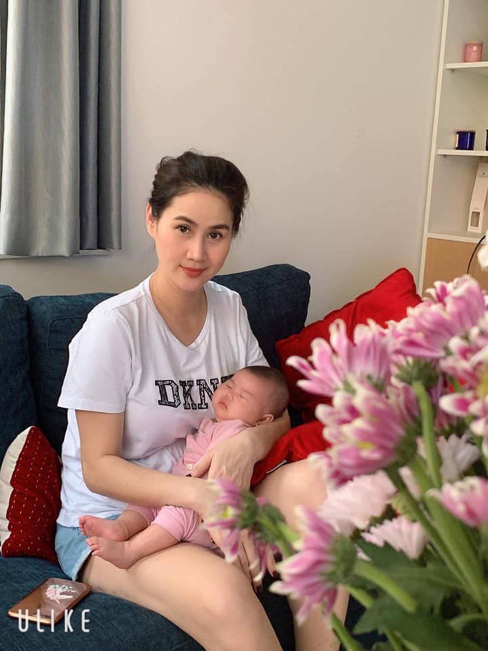 Chịu khó bế em chuẩn soái ca đảm là thế nhưng con trai Thân Thúy Hà lại có phản ứng khó đỡ khi em gái làm việc này-3