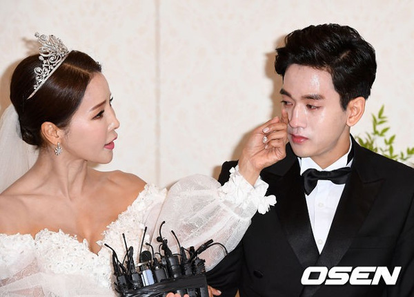 Chuyện tình cô cháu của Hoa hậu World Cup và mỹ nam kém 17 tuổi: Đau đầu vì lấy chồng đáng tuổi cháu-8