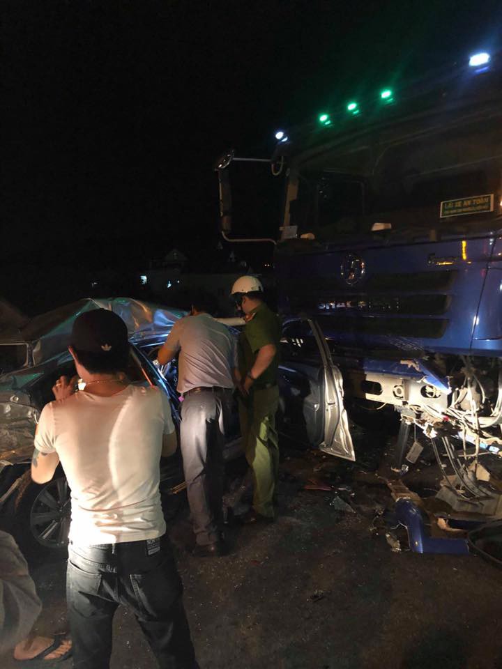 Nóng: 2 người chết, 3 người nguy kịch sau va chạm kinh hoàng giữa ô tô 4 chỗ với xe tải-1