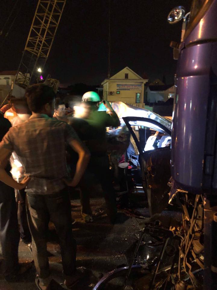 Nóng: 2 người chết, 3 người nguy kịch sau va chạm kinh hoàng giữa ô tô 4 chỗ với xe tải-3