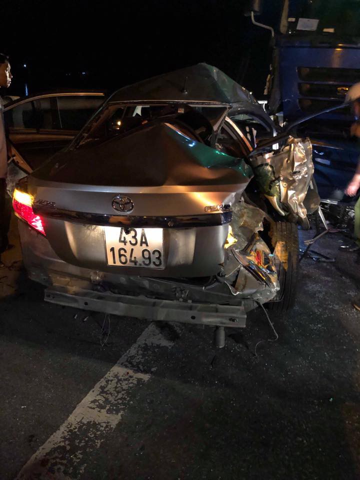 Nóng: 2 người chết, 3 người nguy kịch sau va chạm kinh hoàng giữa ô tô 4 chỗ với xe tải-4