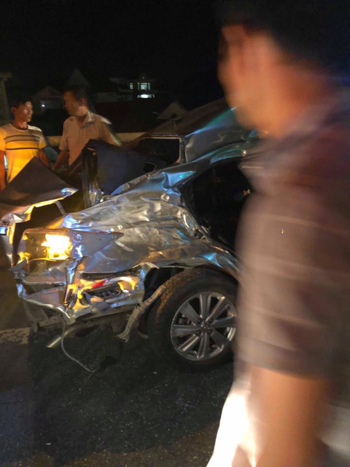 Nóng: 2 người chết, 3 người nguy kịch sau va chạm kinh hoàng giữa ô tô 4 chỗ với xe tải-5