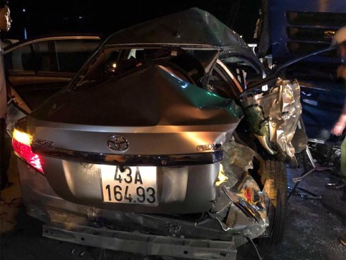 Nóng: 2 người chết, 3 người nguy kịch sau va chạm kinh hoàng giữa ô tô 4 chỗ với xe tải