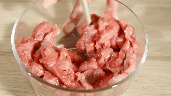 Ngâm thịt bò 10 phút với nước này, đảm bảo khi xào chẳng còn dai và khô-1