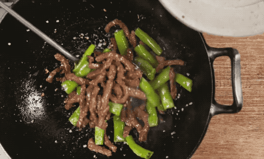 Ngâm thịt bò 10 phút với nước này, đảm bảo khi xào chẳng còn dai và khô-2