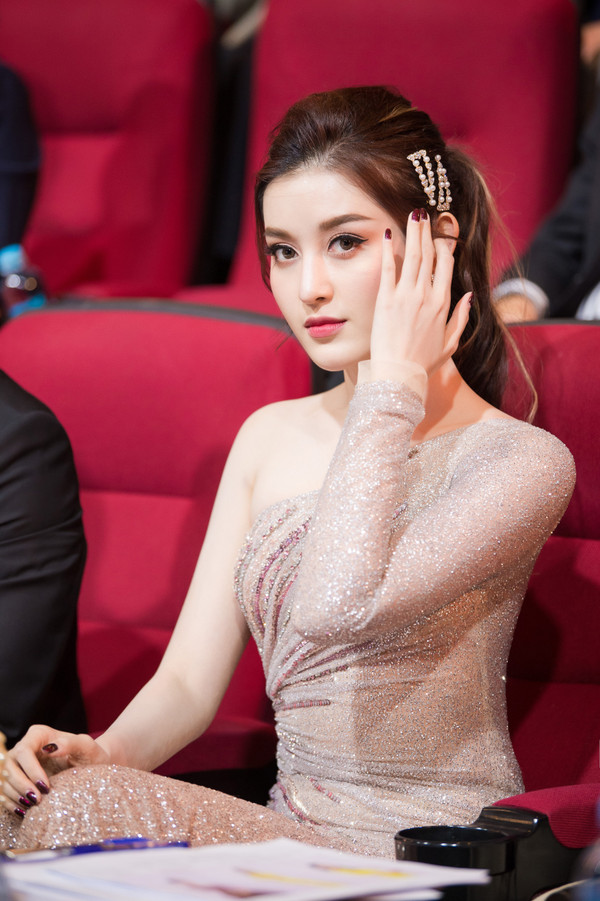 Minh Hằng - Phạm Hương - Thu Thủy đồng loạt xuất hiện với gương mặt khác một trời một vực-8