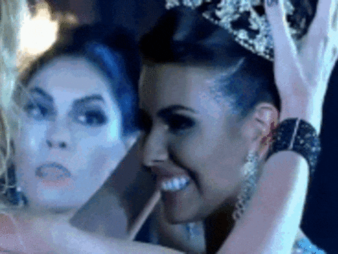 Thí sinh hoa hậu bị ngã xuống hố, bể bơi khi trình diễn-1