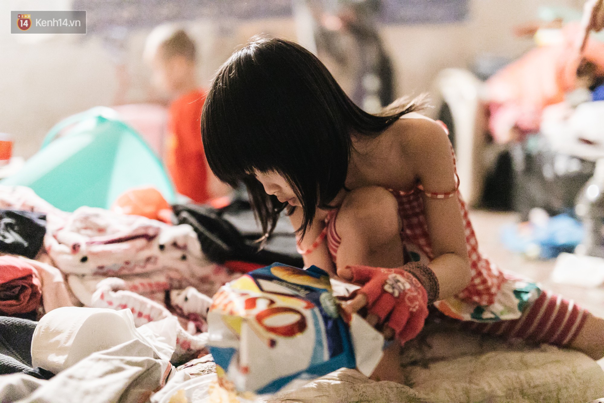 Bất ngờ nổi tiếng sau 1 đêm, bé gái 6 tuổi phối đồ chất ở Hà Nội trở về những ngày lang thang bán hàng rong cùng mẹ-2