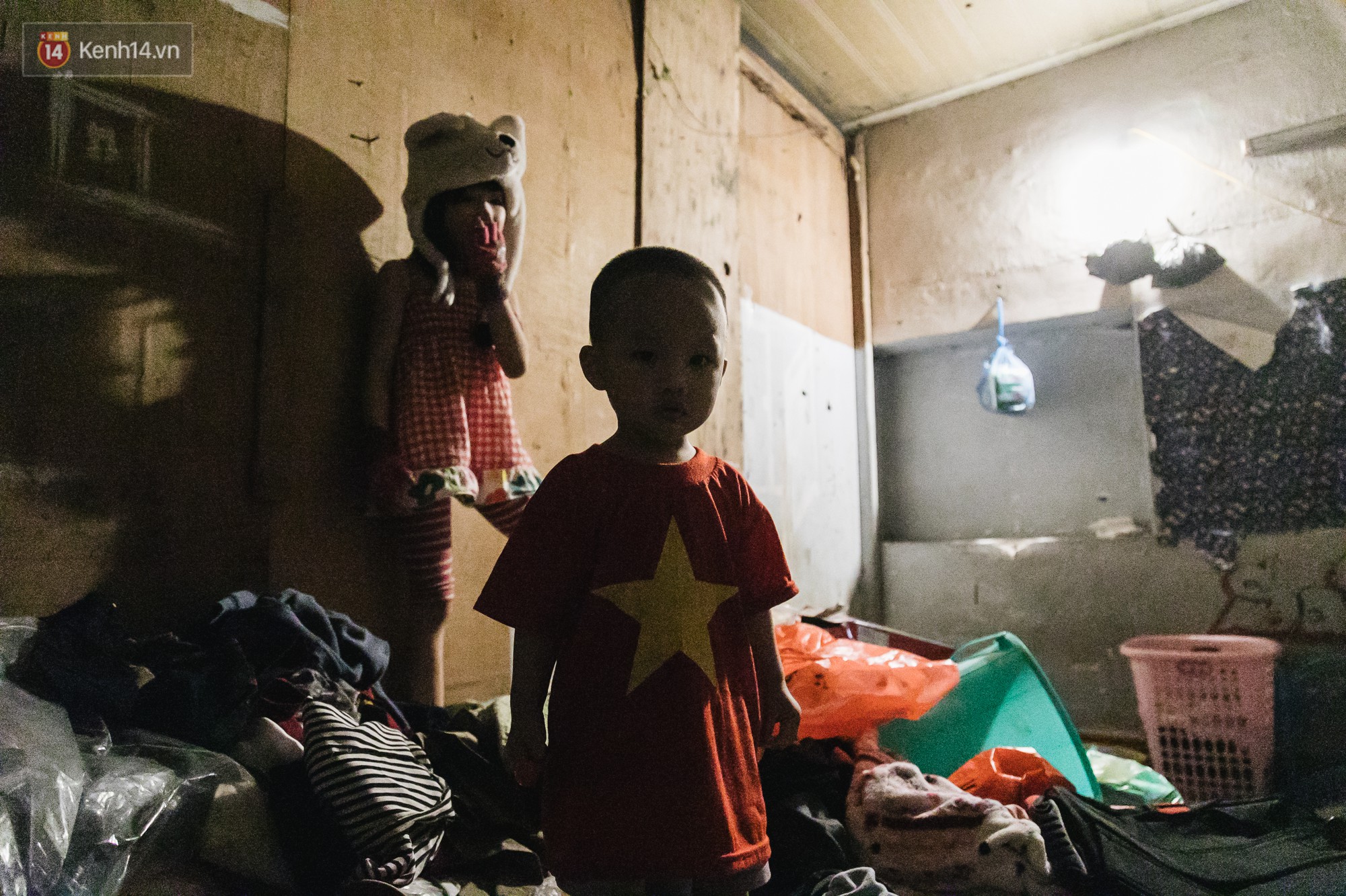 Bất ngờ nổi tiếng sau 1 đêm, bé gái 6 tuổi phối đồ chất ở Hà Nội trở về những ngày lang thang bán hàng rong cùng mẹ-3