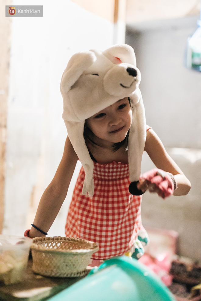 Bất ngờ nổi tiếng sau 1 đêm, bé gái 6 tuổi phối đồ chất ở Hà Nội trở về những ngày lang thang bán hàng rong cùng mẹ-7