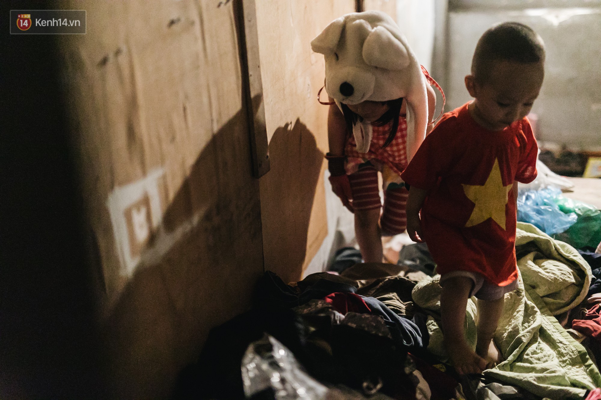 Bất ngờ nổi tiếng sau 1 đêm, bé gái 6 tuổi phối đồ chất ở Hà Nội trở về những ngày lang thang bán hàng rong cùng mẹ-11