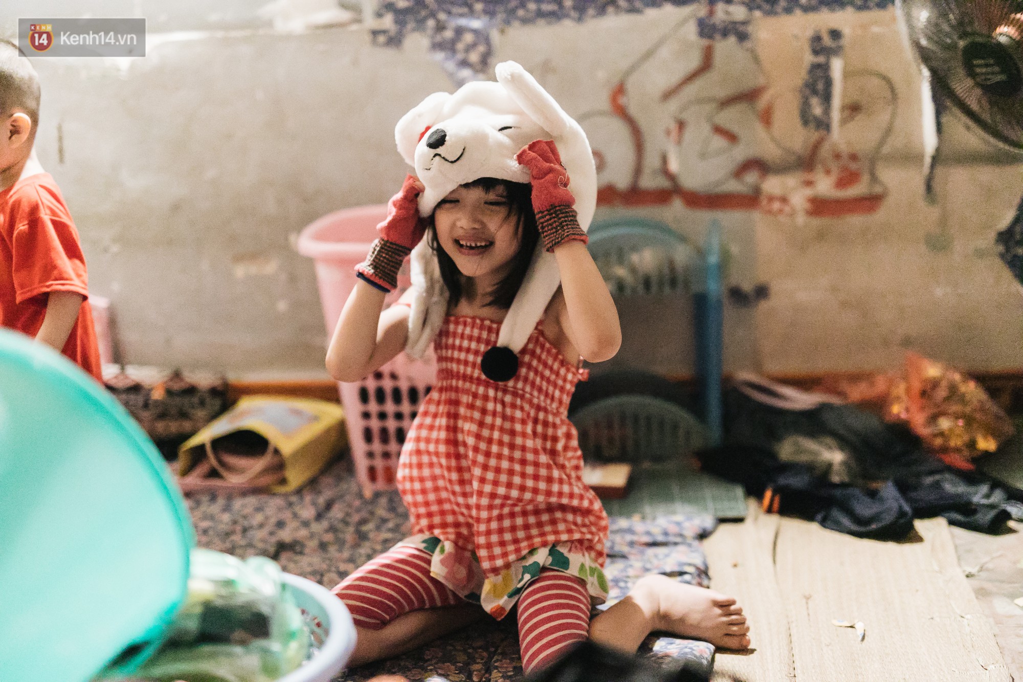 Bất ngờ nổi tiếng sau 1 đêm, bé gái 6 tuổi phối đồ chất ở Hà Nội trở về những ngày lang thang bán hàng rong cùng mẹ-12