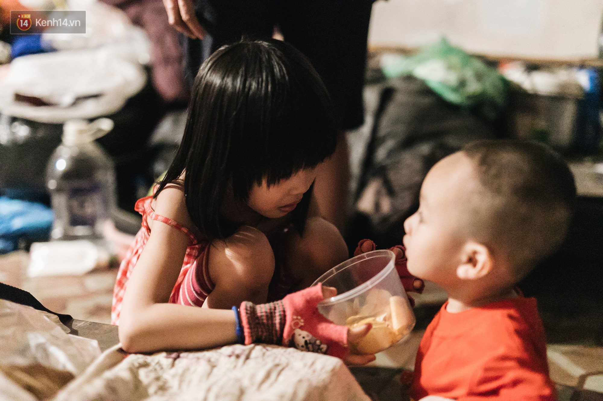 Bất ngờ nổi tiếng sau 1 đêm, bé gái 6 tuổi phối đồ chất ở Hà Nội trở về những ngày lang thang bán hàng rong cùng mẹ-13