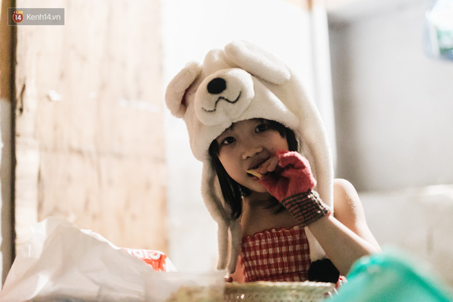 Bất ngờ nổi tiếng sau 1 đêm, bé gái 6 tuổi phối đồ chất ở Hà Nội trở về những ngày lang thang bán hàng rong cùng mẹ-16