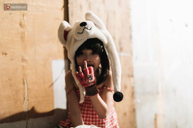Bất ngờ nổi tiếng sau 1 đêm, bé gái 6 tuổi phối đồ chất ở Hà Nội trở về những ngày lang thang bán hàng rong cùng mẹ-17
