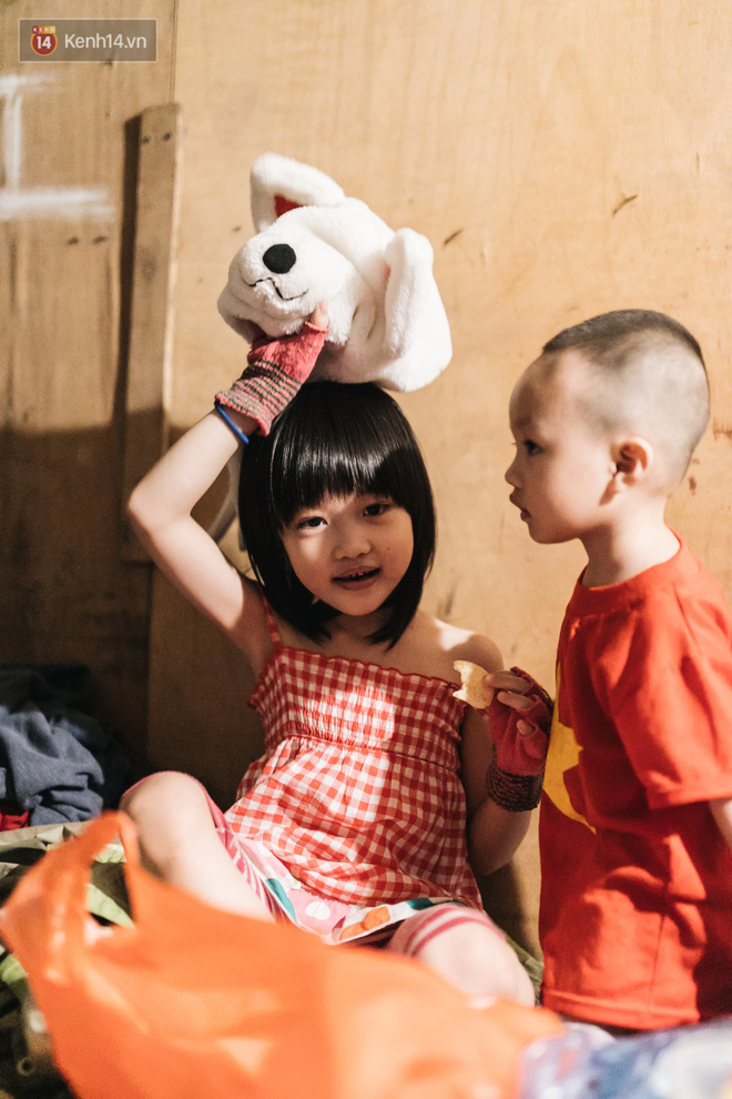 Bất ngờ nổi tiếng sau 1 đêm, bé gái 6 tuổi phối đồ chất ở Hà Nội trở về những ngày lang thang bán hàng rong cùng mẹ-21