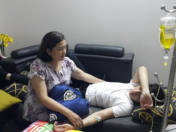Ăn nhanh ngủ vội, nhập viện vì kiệt sức: Góc tối sau ánh hào quang, cuộc sống sang chảnh của nghệ sĩ Vbiz-16