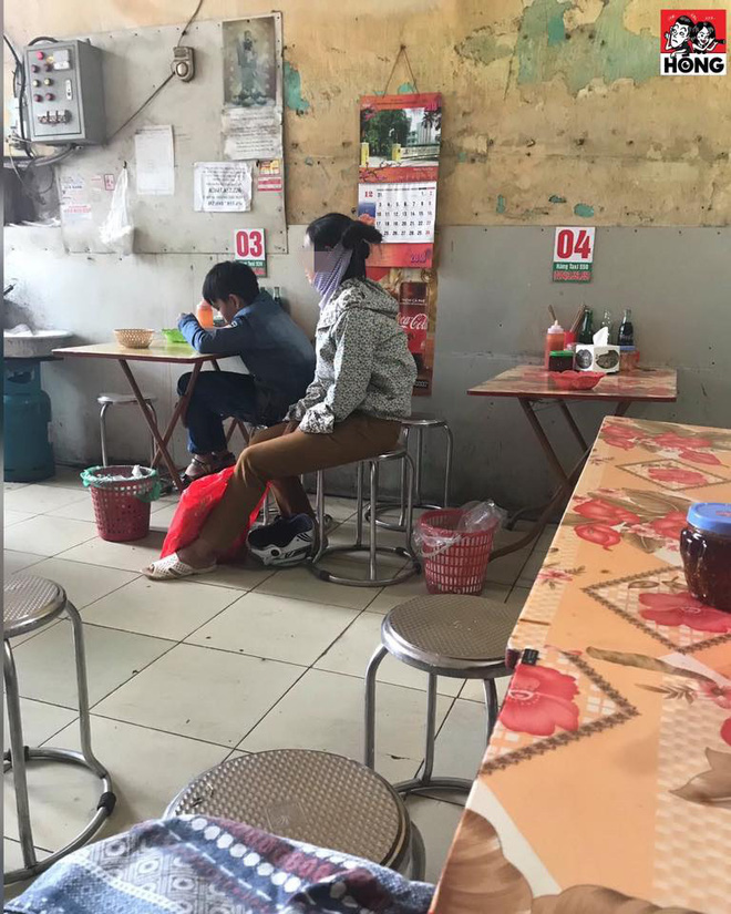 Người mẹ vào quán phở chỉ gọi một bát cho con rồi ngồi nhìn, hình ảnh khiến ai cũng cay mắt-1