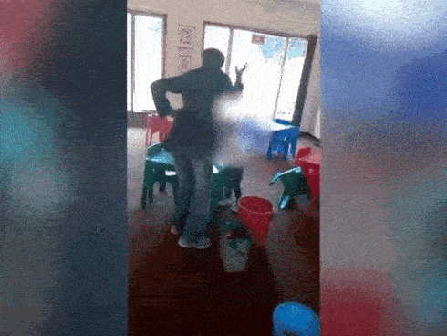 Bé gái 10 tuổi cầu cứu hàng xóm vì người con đau quá, sau đó họ đã phát hiện hình ảnh kinh hoàng đằng sau lớp áo-2