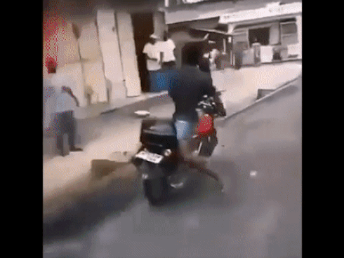 Video: Thanh niên nếm trái đắng nhớ đời vì quay lưng lái xe